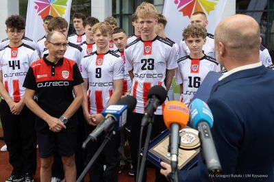 Zdjęcie z konferencji prasowej zapowiadającej Puchar Świata w siatkówce plażowej w Rzeszowie. Fot. Grzegorz Bukała UMRz